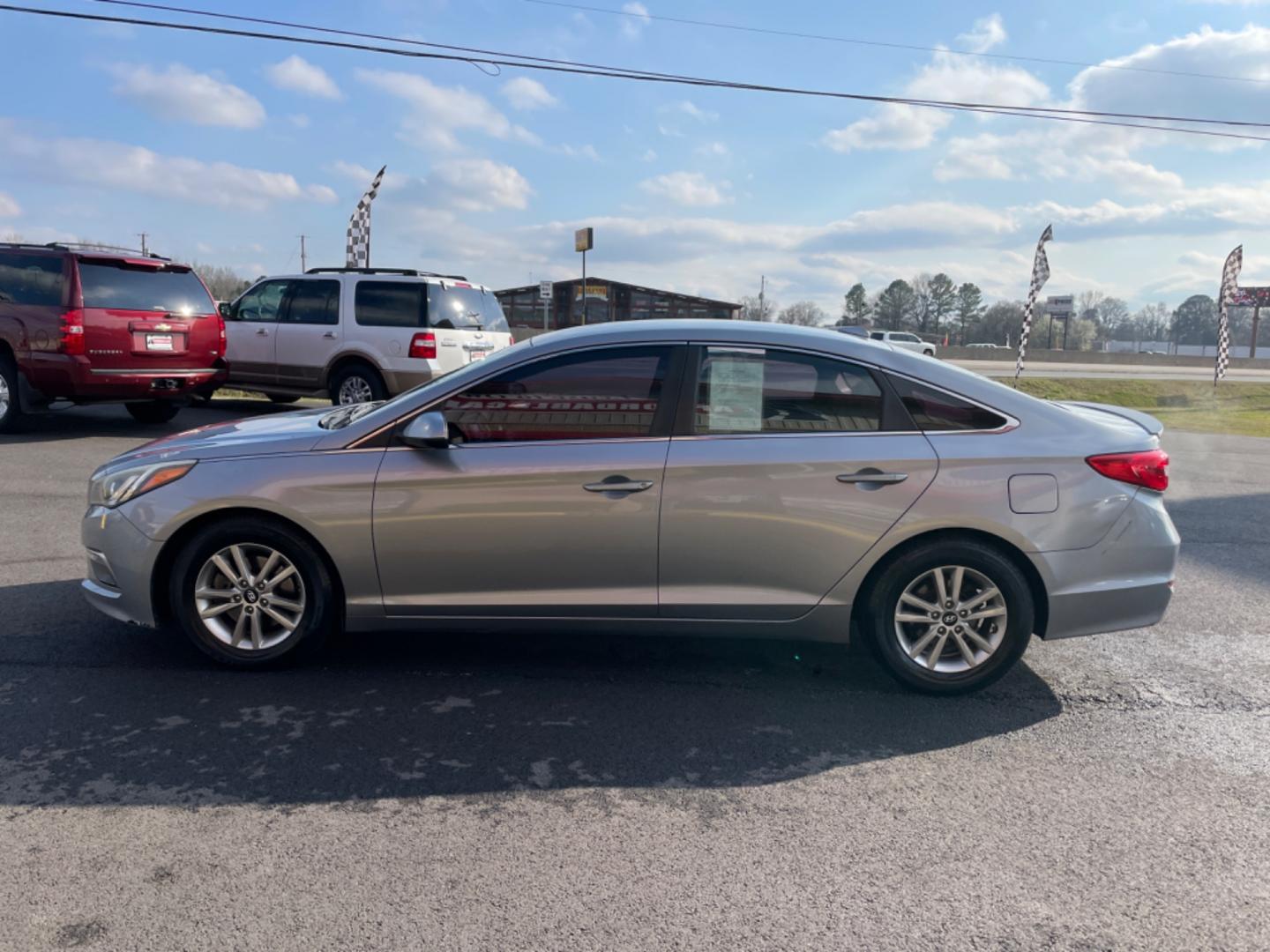 2015 Silver Hyundai Sonata (5NPE24AF0FH) with an 4-Cyl, 2.4 Liter engine, Auto, 6-Spd w/Shiftronic and Drive Mode Select transmission, located at 8008 Warden Rd, Sherwood, AR, 72120, (501) 801-6100, 34.830078, -92.186684 - Photo#4